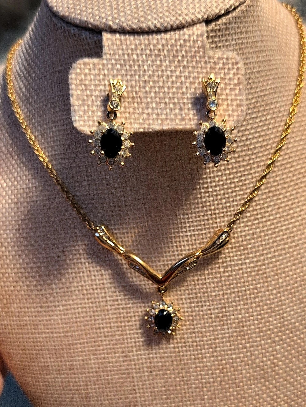 Roman Black Stone Jewelry Set in Gold Tone